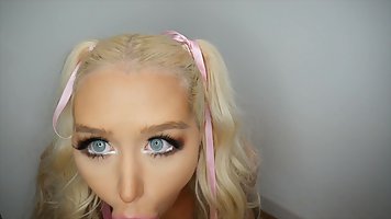 Грудастая блондинка с голубыми глазами сосет резиновый член перед камерой