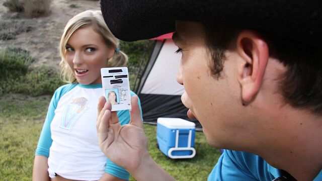 Аузына зәр шығарып жатқан әйелдер бейнеленген онлайн порно