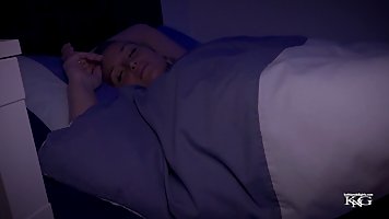 Спящая мамочка блондинка раздвигает ножки для порки с парнем от первого лица
