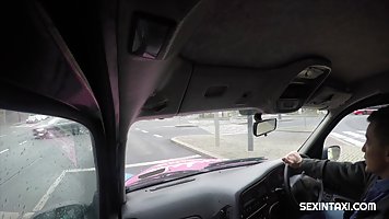 Брюнетка в машине такси делает минет и раздвигает ноги для секса на заднем сиденье