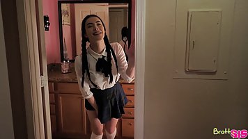 Брюнетка студентка в униформе устроила для парня хардкор секс