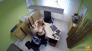 Рыжая баба с большими дойками прямо в офисе занимается сексом на столе...