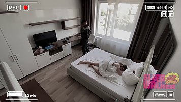 Мужик трахает сонную телочку на большой постели перед скрытой камерой